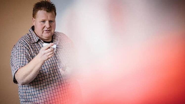Karl Schmittdorsch spielt theoretische Fallbeispiele durch. Foto: Hendrik Steffens