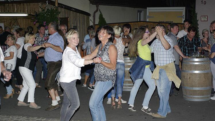Gute Stimmung herrschte beim Weinfest. Da wurde auch das Tanzbein geschwungen. Foto: Winfried Ehling