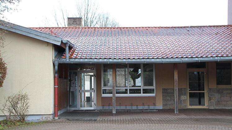 Eingang zum Hallenbad: Diese Tür bleibt in Zukunft für die Badegäste geschlossen. Foto: Ulrike Müller