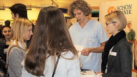 Alexander Müller informierte am Stand der Schön-Klinik.