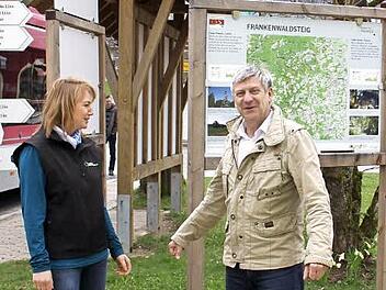 Carola Schmidt und Reinhard Baar führen am Sonntag auf der zweiten Etappe des Jean-Paul-Wegs. Treffpunkt ist in Presseck am Marktplatz und in Hof an der Lorenzkirche. Foto: Klaus Klaschka