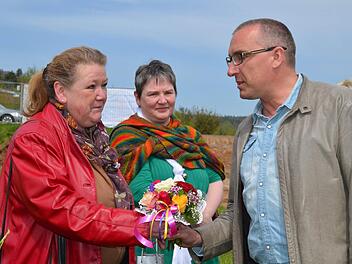 Ein bunter Biedermeierstrauß zur Begrüßung: Hier heißt der Zweite Bürgermeister Andreas Sandwall die Neu-Steinacherin Ulrike Schenk (links) willkommen. In der Mitte ist Ursula Brückner zu sehen, Wirtin im Schloss Aschach und Freundin des Unternehmerpaares.