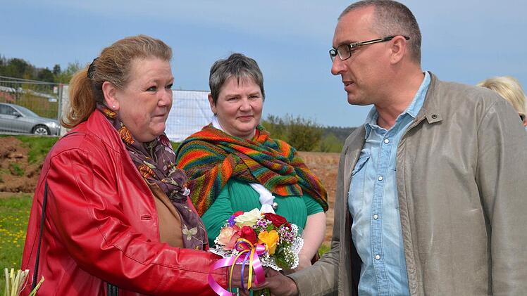 Ein bunter Biedermeierstrauß zur Begrüßung: Hier heißt der Zweite Bürgermeister Andreas Sandwall die Neu-Steinacherin Ulrike Schenk (links) willkommen. In der Mitte ist Ursula Brückner zu sehen, Wirtin im Schloss Aschach und Freundin des Unternehmerpaares.