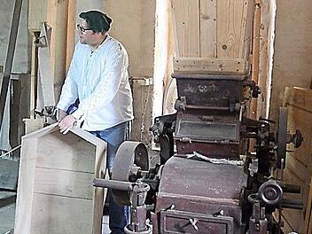 Vom Korn zum Mehl: Müllermeister Andreas Ehrhardt wird stündlich durch die Rothmühle führen. Foto: eh