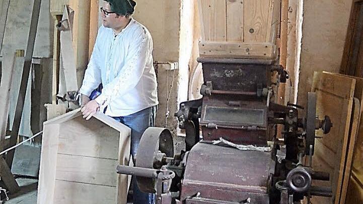 Vom Korn zum Mehl: Müllermeister Andreas Ehrhardt wird stündlich durch die Rothmühle führen. Foto: eh