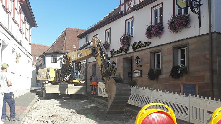 Im Steinweg rollten die Bagger an. Die Fußgänger werden ausgesperrt.