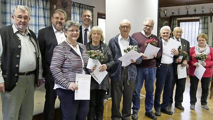 Liebevoll würdigten Zweiter Vorsitzender Harald Franz, Reiner Brücker und Bürgermeister Marco Steiner die engagierten Obst- und Gartenbaufreunde: (vorn, von links) Helga Langbein, Marita Arbeiter, Georg Debus, Jürgen Fischer, Helmut Gögel, Günter Kessel und Wilfriede Horn.  Foto: Manja von Nida