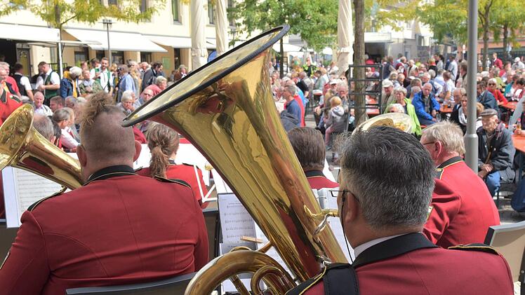 Einen Querschnitt seines breit gefächerten Repertoires stellte der Musikverein  Beiersdorf auf dem Albertsplatz  vor.Foto: Gabi Arnold