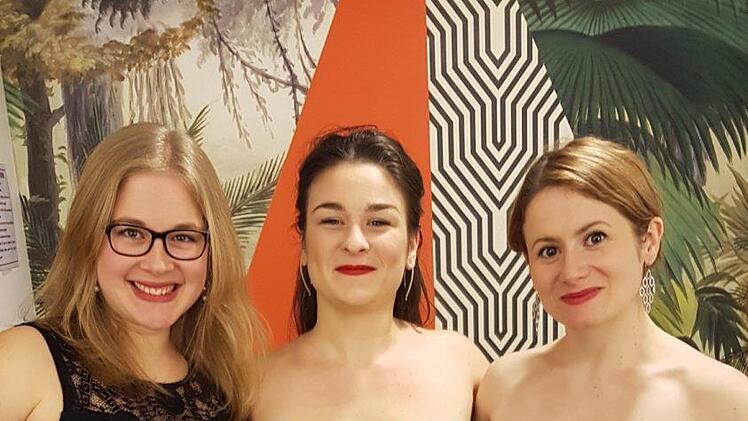 Karolina Halbig (von links) bei ihrer Arbeit im Opernstudio mit Sopranistin Julie Goussot und Mezzosopranistin Claire Péron.  Foto: Tristan Blanchet