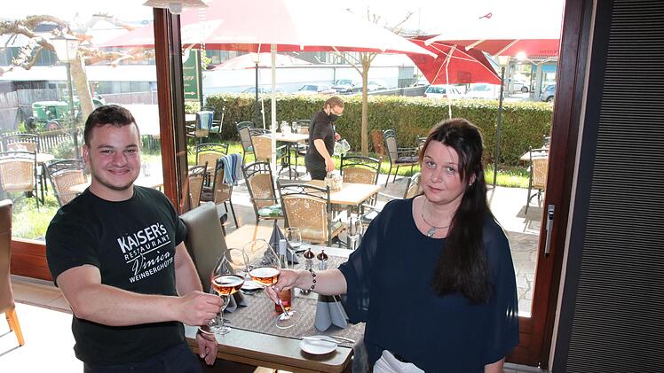 Juniorchef Dylan Kaiser und Inhaberin Sandra Kaiser stoßen darauf an, dass das Hotel Kaiser ab heute wieder Touristen beherbergen darf. Die Außen-Gastronomie haben sie sogar gleich am Mittwoch wieder geöffnet.