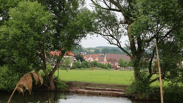 Das Wasserwirtschaftsamt hat eine neue Bootsanlegestelle gebaut, auf der Wiese dahinter will die Gemeinde eine Begegnungsstelle bauen.