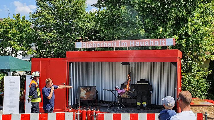 Anschaulich wurde die Bekämpfung mit dem Feuerlöscher bei häuslichen Bränden erklärt und - bei geschlossenem Container - die Rauchentwicklung bei einem Zimmerbrand verdeutlicht, was vor allem bei den jüngeren Festbesuchern gut ankam. Foto: Matthia...