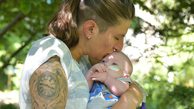 Uni-Klinikum Erlangen: Alle f&uuml;r einen - Gro&szlig;es Team des Perinatalzentrums k&auml;mpfte um Fr&uuml;hchen Felix' Leben