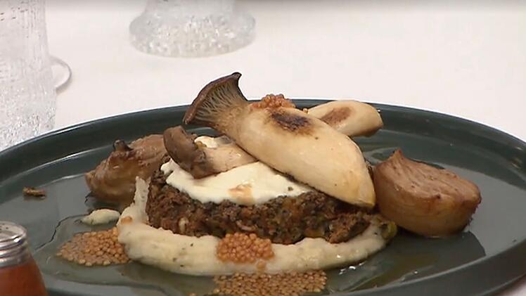 Ein Traum in beige und braun ist Nicos Hauptspeise mit Tofutaler, Kräuterseitlingen, Bohnenpüree und Senfsaat.