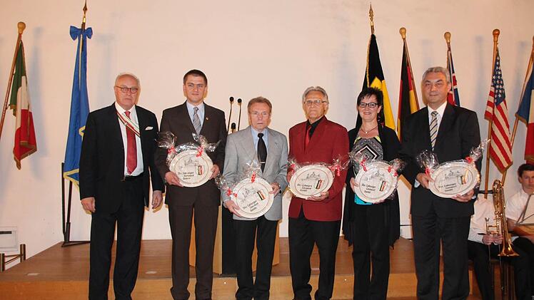 Die Vertreter von Stadtspielmannszug, Stadtkapelle, Musikverein Beiersdorf und Spielmannszug TV 1894 Coburg-Neuses mit Hans Schollmeyer (links).