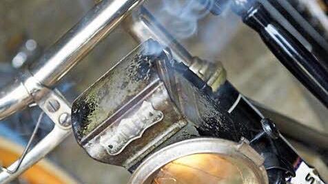 Qualm steigt aus einer Fahrrad-Öllampe.