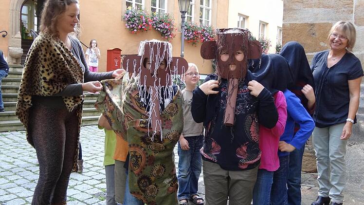 Mit selbstgebastelten Mammutmasken sind die Kinder im Wettlauf angtreten. So als mammut zu laufen war gar nicht so einfach.