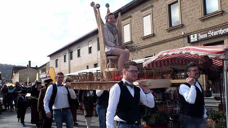 Auf einer aus Weiden und Peddigrohr geflochtenen Sänfte trugen die Sander Korbmacher die neue Sander Weidenprinzessin Anna-Maria Schneider im Festzug zur Krönung auf den Marktplatz.