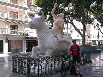 Radler Peter Ruhnau hat den Europaplatz in Malaga erreicht. Der Stier ist aus Marmor. Foto: privat