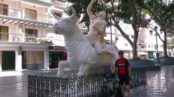 Radler Peter Ruhnau hat den Europaplatz in Malaga erreicht. Der Stier ist aus Marmor. Foto: privat