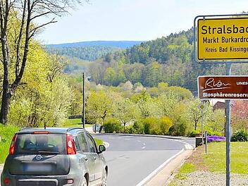 Am Ortseingangsschild von Stralsbach befindet sich der Hinweis auf das Biosphärenreservat Rhön, wenn auch mit Delle versehen. Der Ort profitiert besonders von Touristen in der Region. Foto: Kathrin Kupka-Hahn