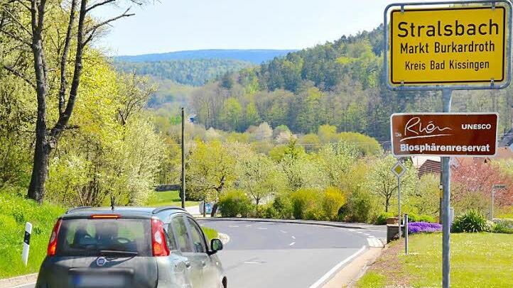 Am Ortseingangsschild von Stralsbach befindet sich der Hinweis auf das Biosphärenreservat Rhön, wenn auch mit Delle versehen. Der Ort profitiert besonders von Touristen in der Region. Foto: Kathrin Kupka-Hahn