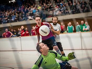 Daniel Grasgruber (hinten rechts) tritt mit dem Landesligisten SSV Kasendorf am 7. Januar zur Titelverteidigung bei der offenen Kulmbacher Stadtmeisterschaft an. In der Vorrunde gibt es wie 2015 ein Duell mit dem TSV 08 Kulmbach (im Tor Sascha Zimmerer, dahinter Dominik Weiche). Foto: Alexander Muck
