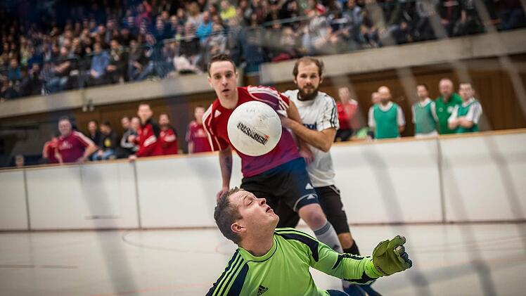 Daniel Grasgruber (hinten rechts) tritt mit dem Landesligisten SSV Kasendorf am 7. Januar zur Titelverteidigung bei der offenen Kulmbacher Stadtmeisterschaft an. In der Vorrunde gibt es wie 2015 ein Duell mit dem TSV 08 Kulmbach (im Tor Sascha Zimmerer, dahinter Dominik Weiche). Foto: Alexander Muck