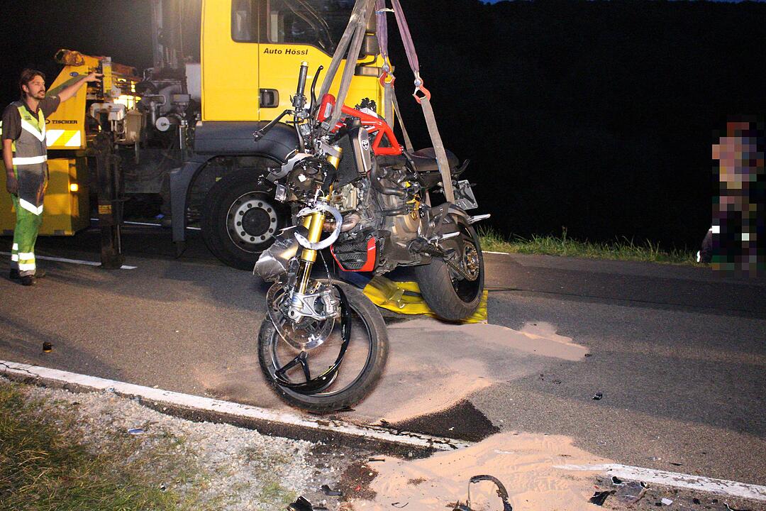 Mit Traktor kollidiert: Motorradfahrer stirbt im Gemeindebereich Engelthal
