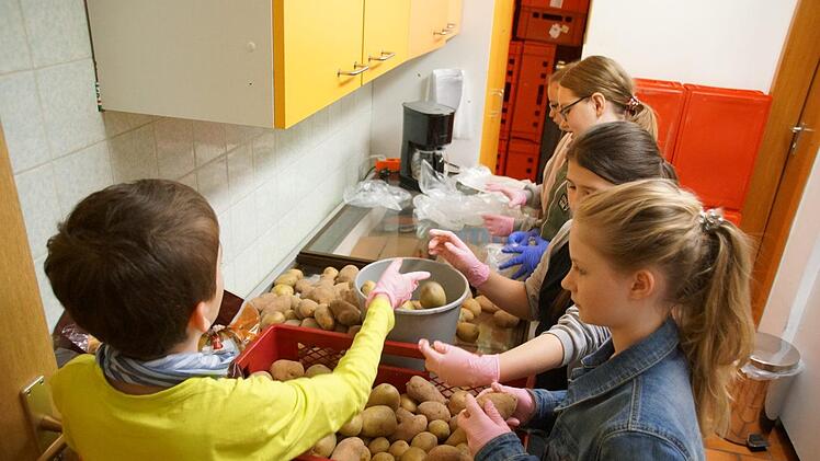 Immer mit bester Laune sind die Mitglieder der "AG Soziales" der Mittelschule Eltmann bei der Arbeit, wenn sie bei der Eltmanner Tafel im Einsatz sind - meist beim Sortieren von Kartoffeln.