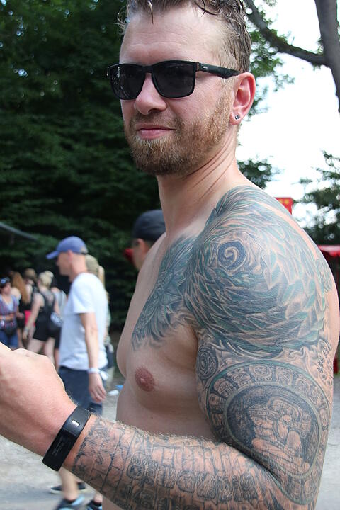 Zu einem Rockfestival gehören natürlich auch Tattoos