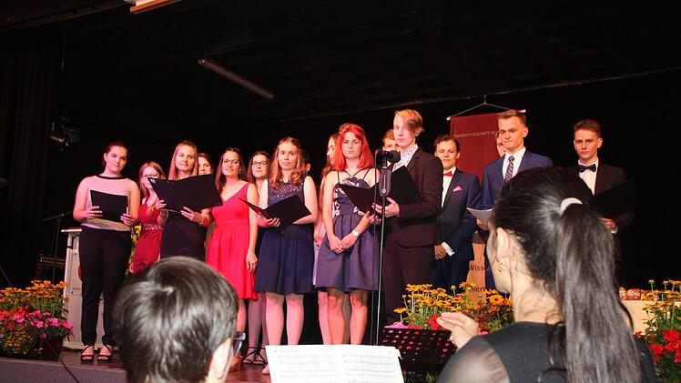 Der Chor der Abiturienten sang hatte zur Musik von "Queen" einen eigenen Text geschrieben.