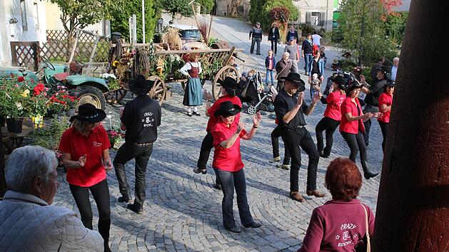 Der Line Dance Verein aus Lonnerstadt "Crazy Boots" demonstriert sein K&ouml;nnen.   Fotos: markt Lonnerstadt