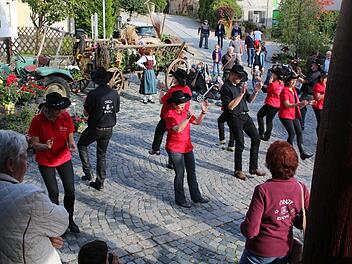 Der Line Dance Verein aus Lonnerstadt "Crazy Boots" demonstriert sein Können.   Fotos: markt Lonnerstadt