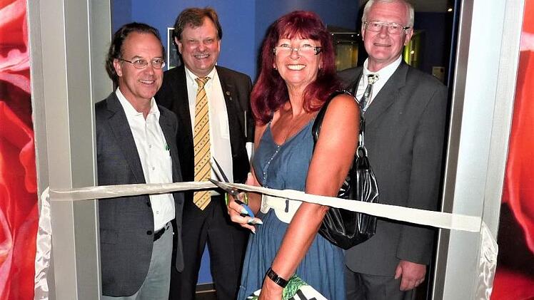 Im Jahre 2012 präsentierte Beatrice Frankl aus München ihre Ausstellung, die das Museum bis heute bereichert. Von links: Georg Waldemer von den nichtstaatlichen Museen, Glasbewahrer-Vorsitzender Carl-Aug. Heinz sowie Stellvertreter Wolfgang Hammerschmidt.Gerd Fleischmann