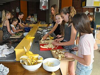 Regelmäßig findet das faire und gesunde Frühstück für die ganze Schule statt. Dirk Hönerlage