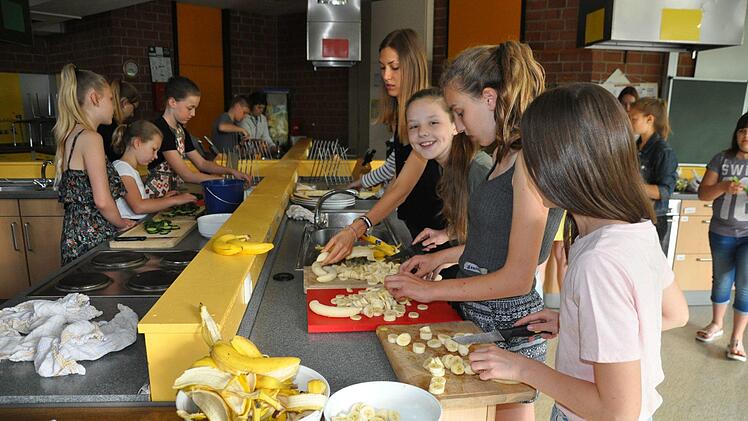 Regelmäßig findet das faire und gesunde Frühstück für die ganze Schule statt. Dirk Hönerlage