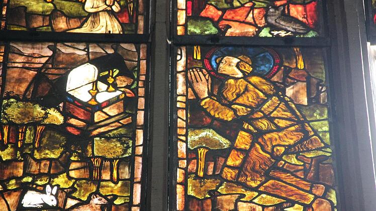 Über 500 Jahre alt: Die betende Maria Magdalena in einem Segment der Kirchenfenster.