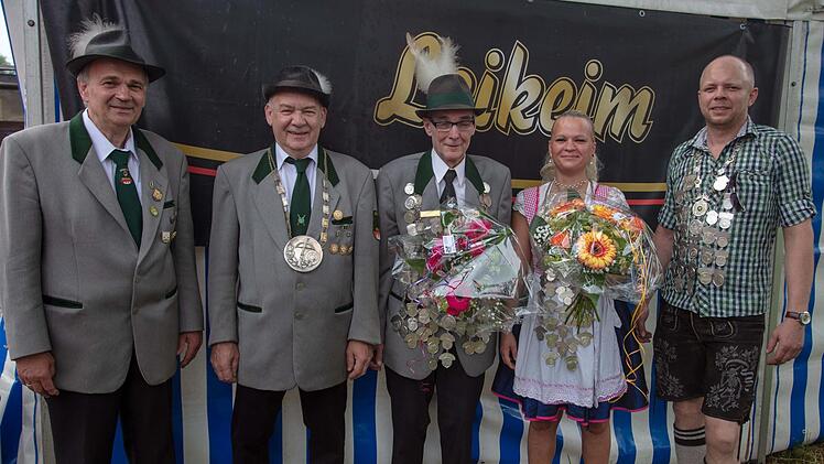 Bei der Königsabholung gab es die offizielle Laudatio auf das amtierende Herrscherpaar Christina Schug und Udo Handke. V.l. Oberschützenmeister Hans-Jürgen Schug, Jagdkönig Konrad Laux, Schützenkönig Udo Handke, Damenkönigin Christina Schug und Kaiser Christian Schug.