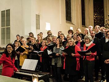 Riesigen Zuspruch fand das nachweihnachtliche Konzert mit dem Chor Unerhört unter Leitung von Antoinetta Bafas in der Coburger Heilig-Kreuz-Kirche.Foto: Jochen Berger