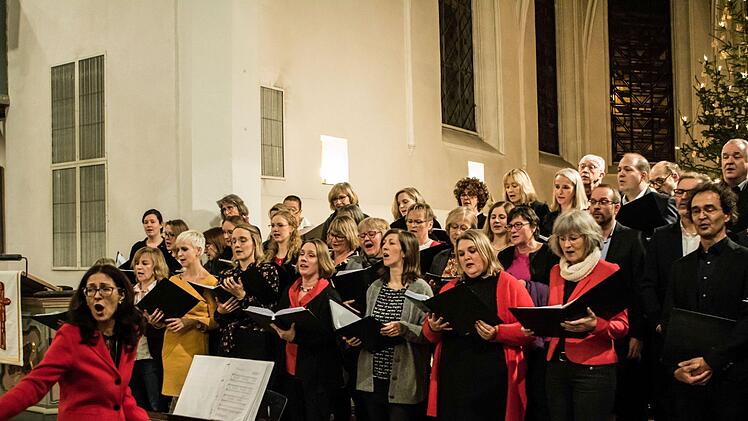 Riesigen Zuspruch fand das nachweihnachtliche Konzert mit dem Chor Unerhört unter Leitung von Antoinetta Bafas in der Coburger Heilig-Kreuz-Kirche.Foto: Jochen Berger