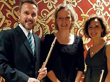 Marcos Fregnani-Martins und Maria Carmen Fuentes Gimeno (r.) musizieren mit Susanne Hartwich-Düfel und dem Vokalensemble der Kantorei St. Matthäus. Foto: privat