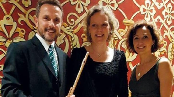 Marcos Fregnani-Martins und Maria Carmen Fuentes Gimeno (r.) musizieren mit Susanne Hartwich-Düfel und dem Vokalensemble der Kantorei St. Matthäus. Foto: privat