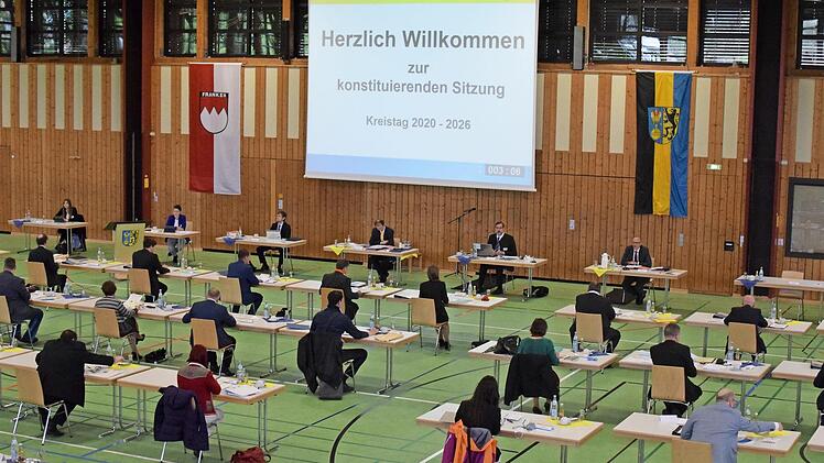 Ungewöhnlicher Tagungsort des Kreistages: die Adam-Riese-Halle in Bad Staffelstein. Die gegenwärtige Situation um die Corona-Pandemie ließ den Verantwortlichen aber keine andere Möglichkeit. Foto: Dieter Radziej