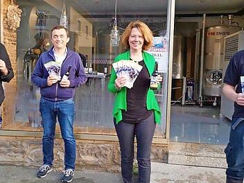 Andreas Buckreus (von links), Vorsitzender der Fl&ouml;&szlig;ergemeinschaft Wallenfels, B&uuml;rgermeister Jens Korn, Ines Simon-Graf von der Touristinformation Wallenfels und Braumeister Rob Smith von der Brauerei Malzschmied pr&auml;sentieren den neuen Fl&ouml;&szlig;er-Flyer.