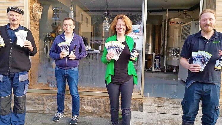 Andreas Buckreus (von links), Vorsitzender der Fl&ouml;&szlig;ergemeinschaft Wallenfels, B&uuml;rgermeister Jens Korn, Ines Simon-Graf von der Touristinformation Wallenfels und Braumeister Rob Smith von der Brauerei Malzschmied pr&auml;sentieren den neuen Fl&ouml;&szlig;er-Flyer.