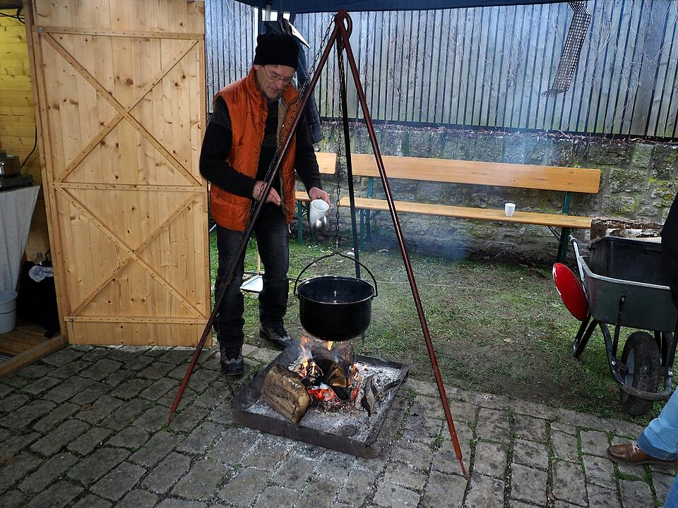 Kunsthandwerker und Regionalerzeuger präsentieren ihre Waren und Künste.