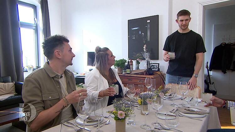 Mit einem Basil Smash beginnt der Abend, von links: Marc, Steffi und Morris.