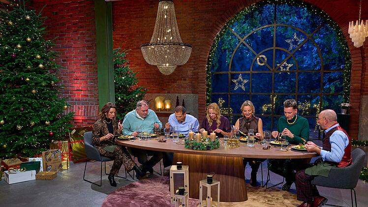 An der festlichen Tafel l&auml;sst sich das "Bares f&uuml;r Rares"-Team das Essen schmecken, von links: Wendela Horz, Walter Lehnertz, Julian Schmitz-Avila, Annika Ra&szlig;bach, Susanne Steiger, Fabian Kahl und Gastgeber Horst Lichter.