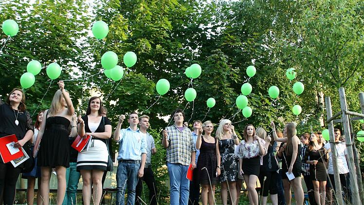 Auf- statt Ausstieg: Grüne Luftballon schicktendie Entlass-Schüler gen Himmel.